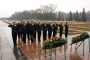 экипаж парусника перед памятником Мать-Родина