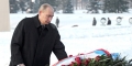 Владимир Путин возлагает венок к подножию монумента